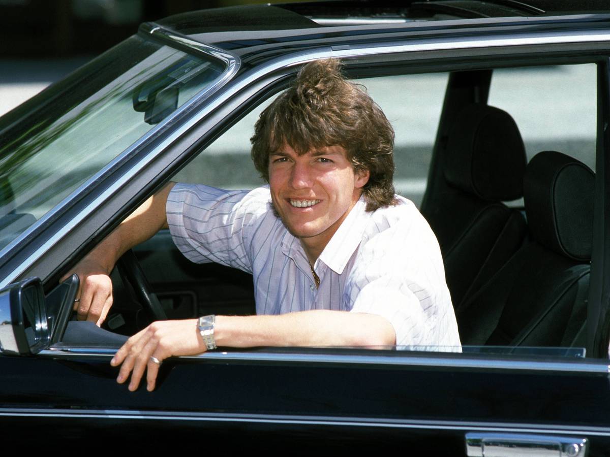 Lothar Matthäus posiert in einem BMW.