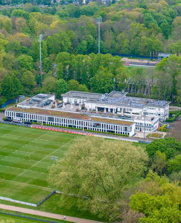 Das Gebäude des Geißbockheims und der Rhein-Energie-Sportpark in einer Aufnahme aus der Luft.
