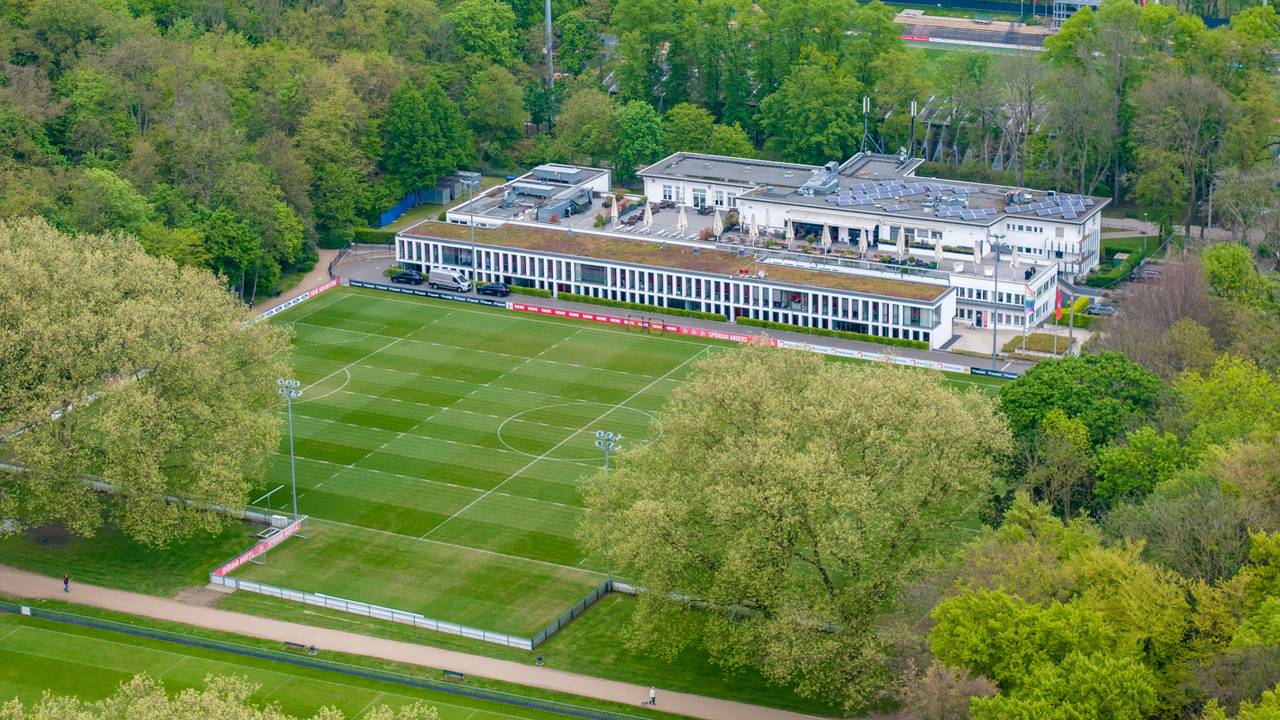Das Gebäude des Geißbockheims und der Rhein-Energie-Sportpark in einer Aufnahme aus der Luft.