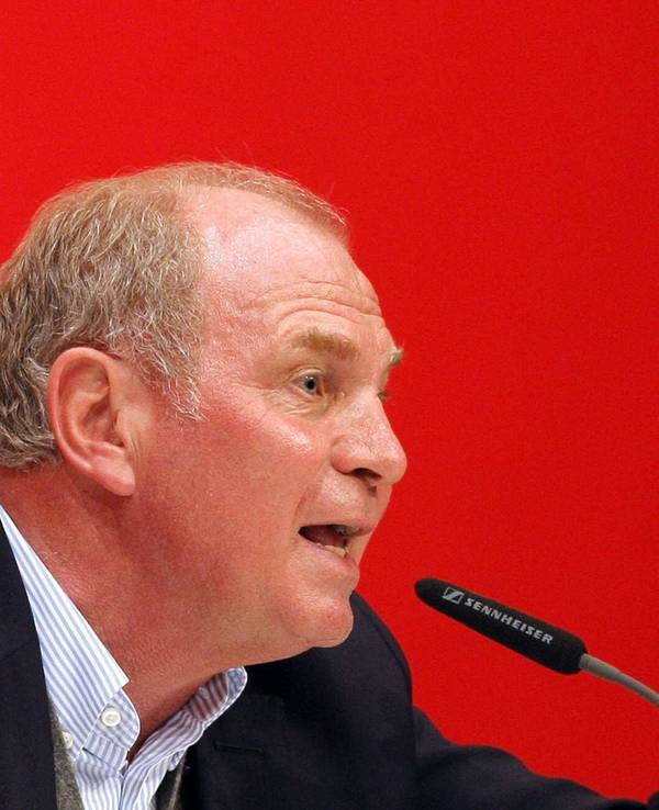 Uli Hoeneß redet sich bei einer Pressekonferenz in Rage.