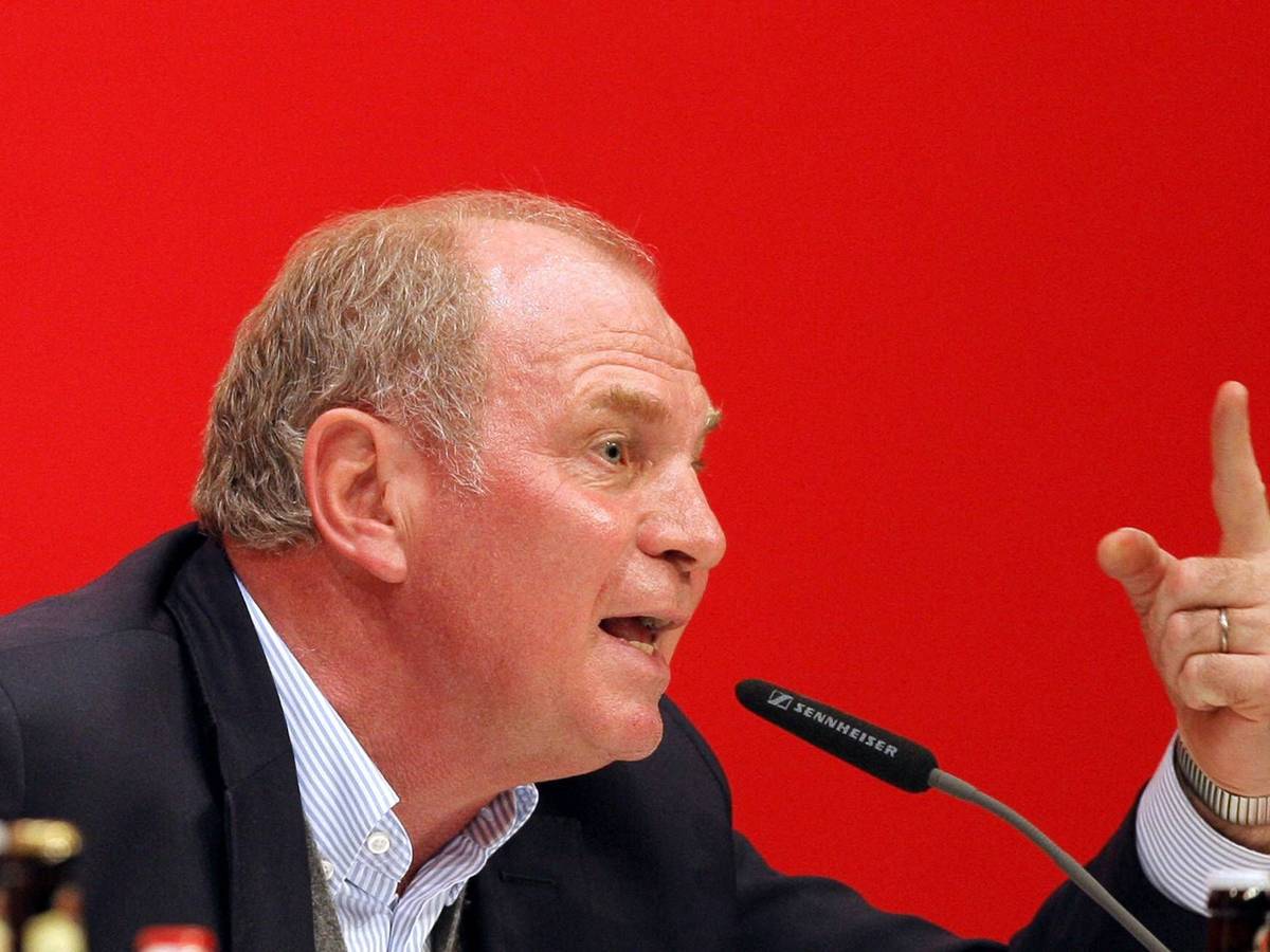 Uli Hoeneß redet sich bei einer Pressekonferenz in Rage.