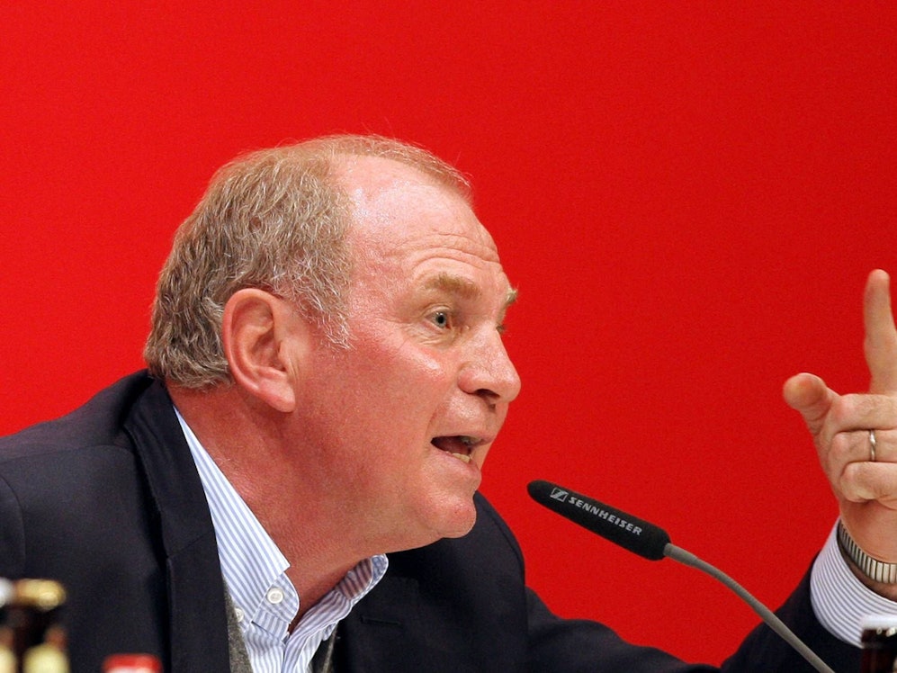 Uli Hoeneß redet sich bei einer Pressekonferenz in Rage.