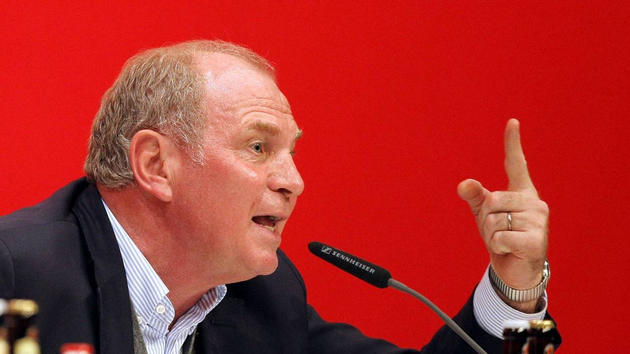 Uli Hoeneß redet sich bei einer Pressekonferenz in Rage.