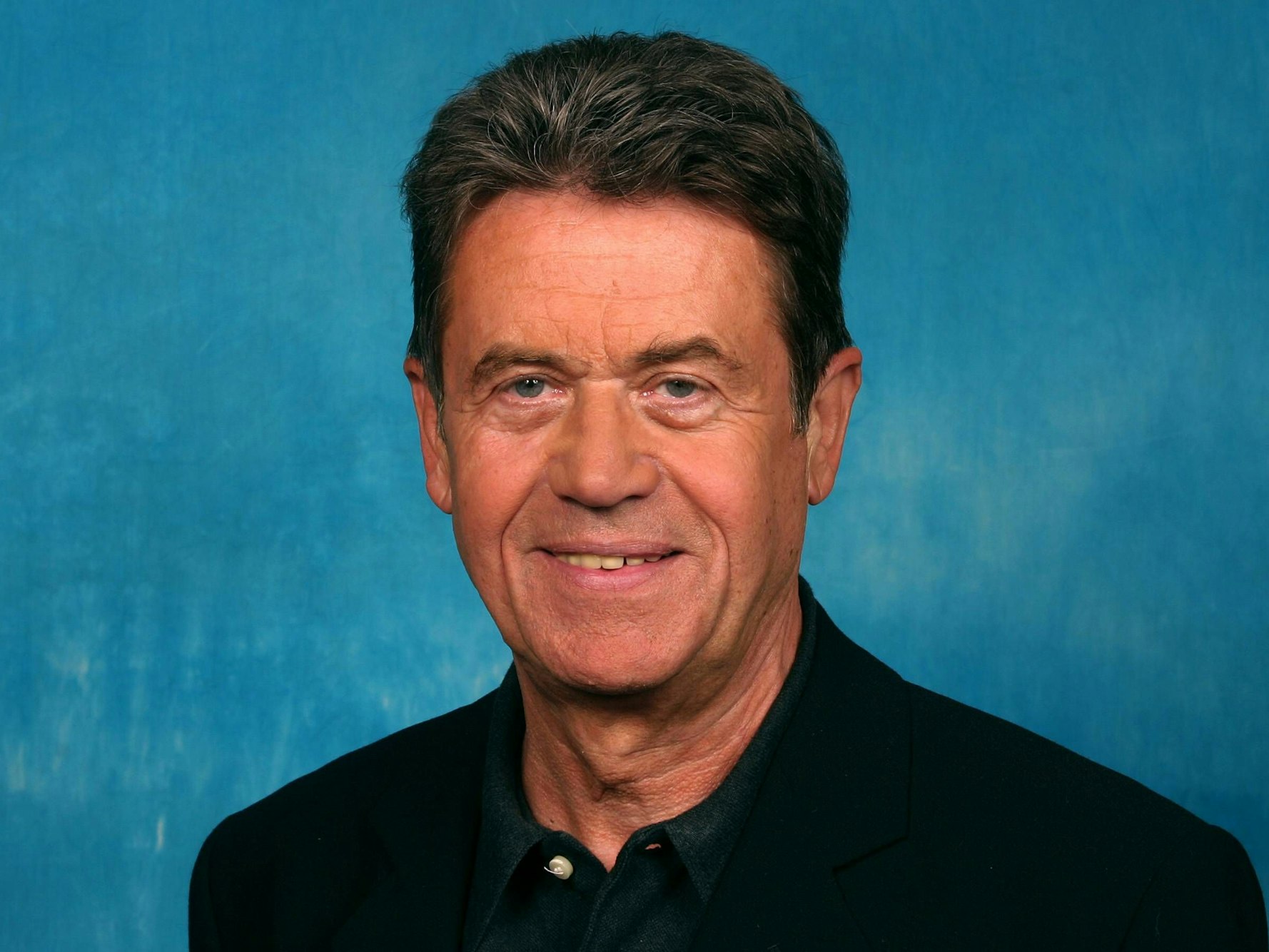 Klaus Schwarze lächelt in die Kamera.