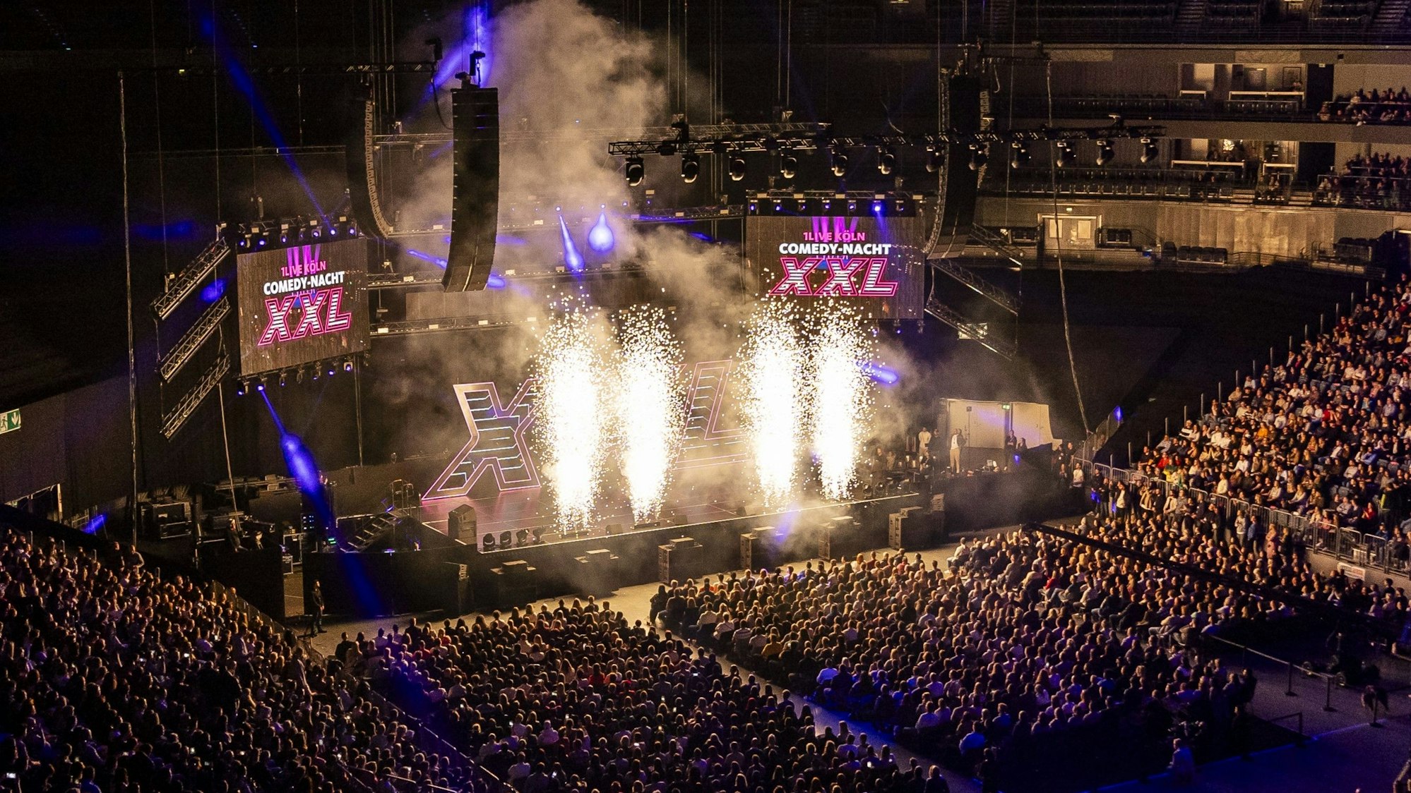 Feuerwerk brennt auf einer Bühne in der Lanxess-Arena.
