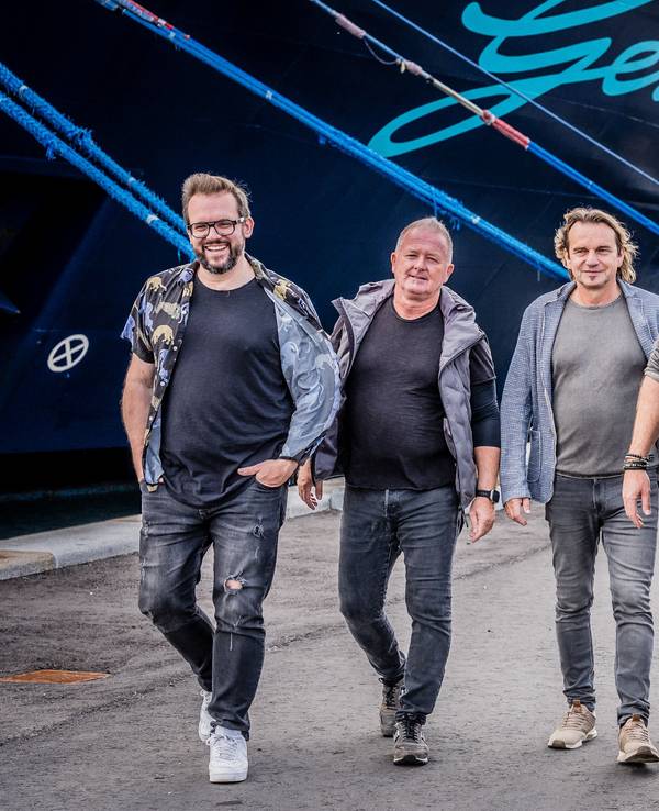 Höhner vor dem Jeckliner.
