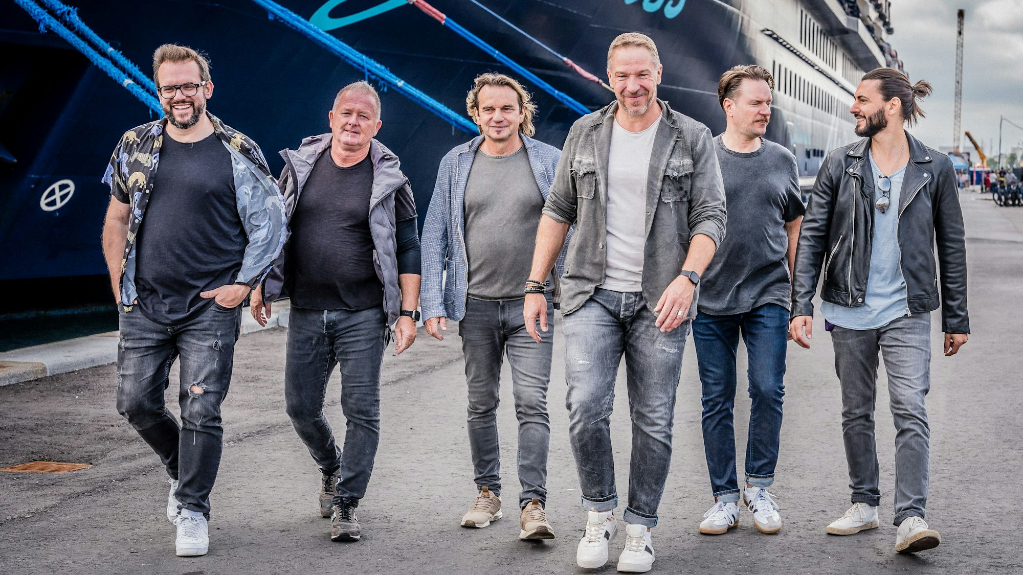 Höhner vor dem Jeckliner.