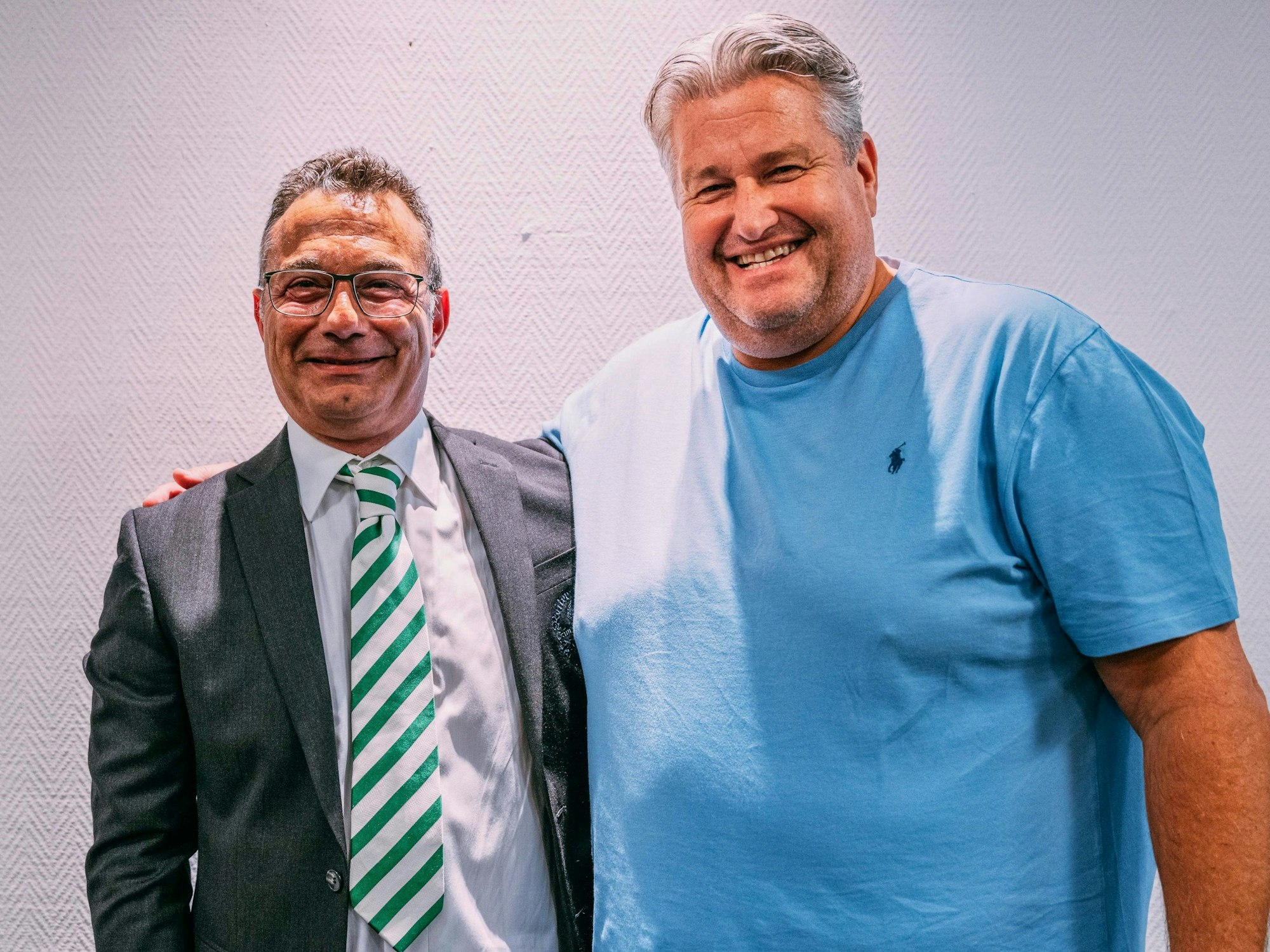 Frank Breuer und Horst Köhler Arm in Arm nach der Vorsitzenden-Wahl.