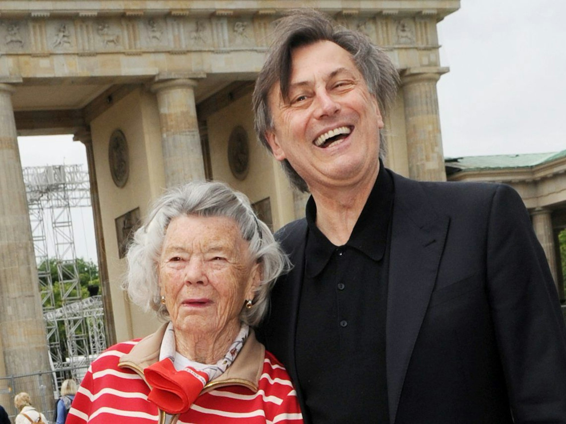 Rosamunde Pilcher und Produzent Michael Smeaton 2012 in Berlin.