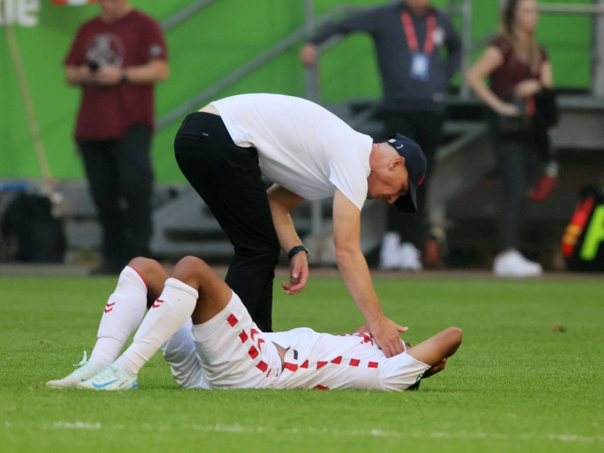FC-Trainer Gerhard Struber musste nach dem späten Ausgleich gegen Fortuna Düsseldorf am Samstag (21. September 2024) Torschütze Linton Maina trösten.