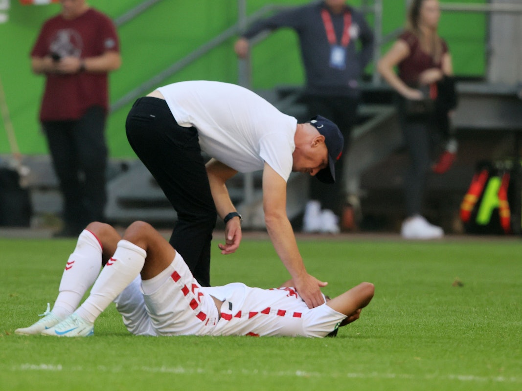 FC-Trainer Gerhard Struber musste nach dem späten Ausgleich gegen Fortuna Düsseldorf am Samstag (21. September 2024) Torschütze Linton Maina trösten.