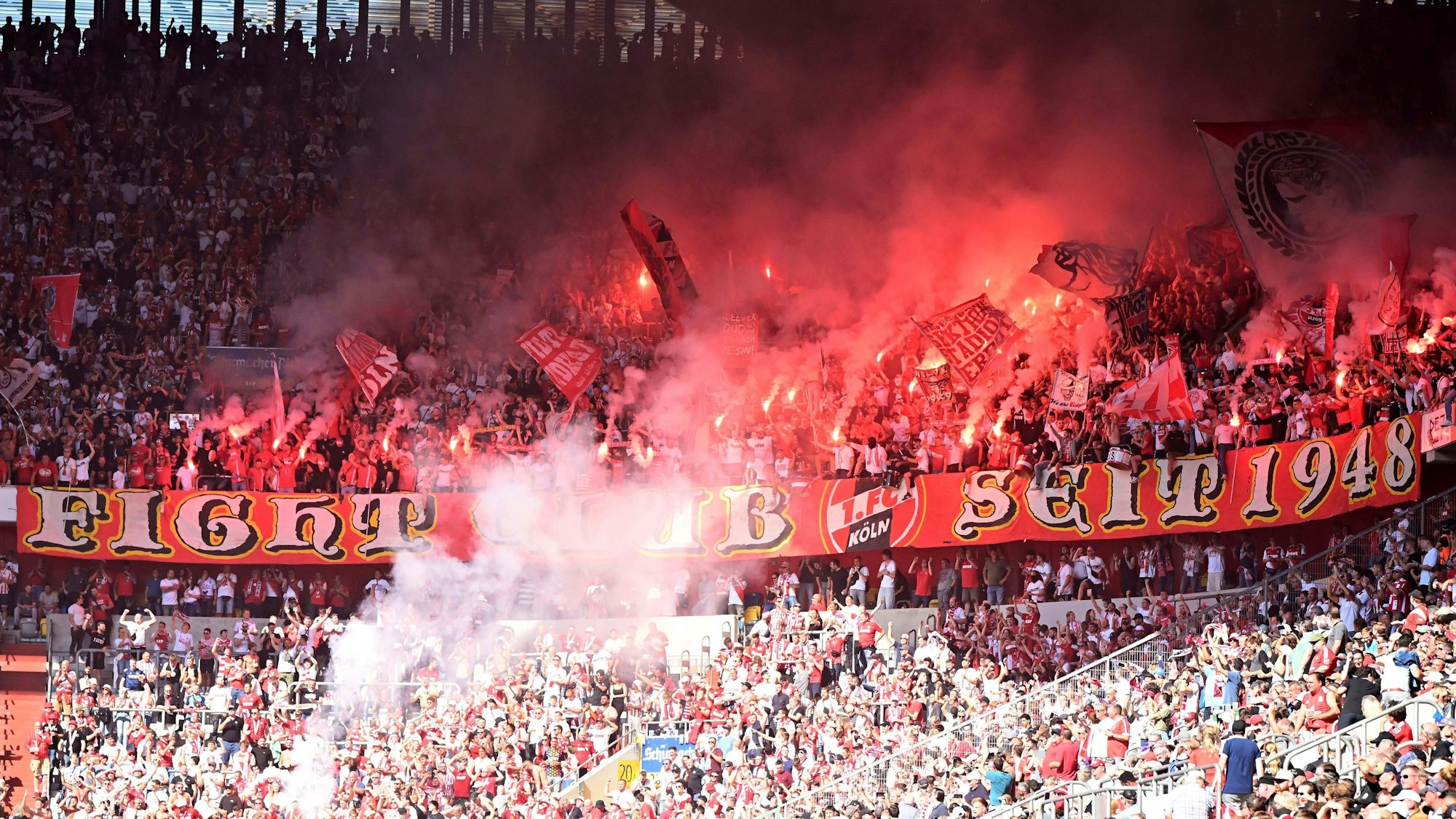 Fans des 1. FC Köln zünden Pyrotechnik im Derby bei Fortuna Düsseldorf am Samstag (21. September 2024).