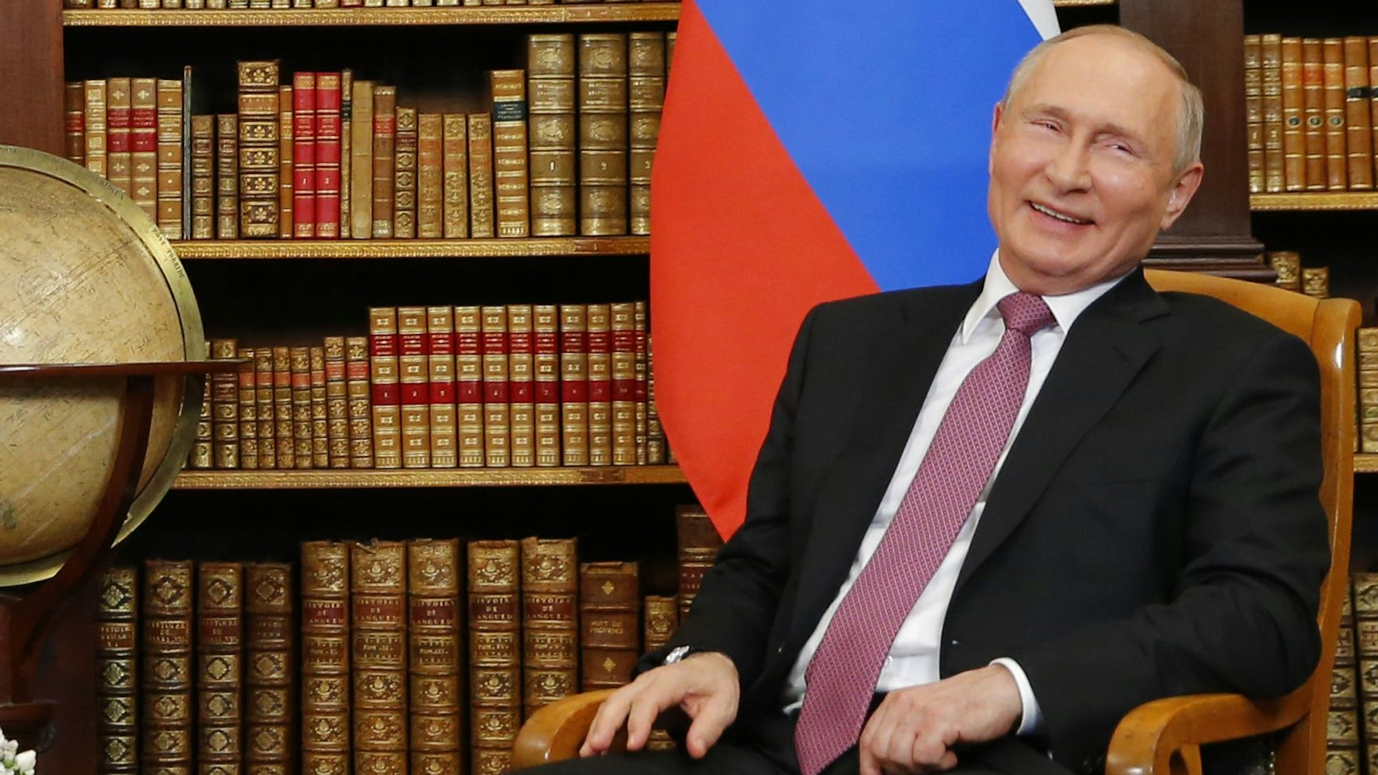 Wladimir Putin lacht bei seinem Treffen mit US-Präsident Biden in der "Villa la Grange"