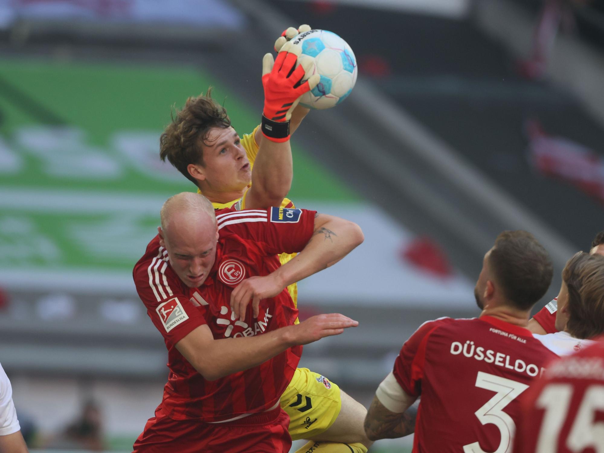 FC-Keeper Jonas Urbig fängt im Spiel gegen Fortuna Düsseldorf einen Ball.