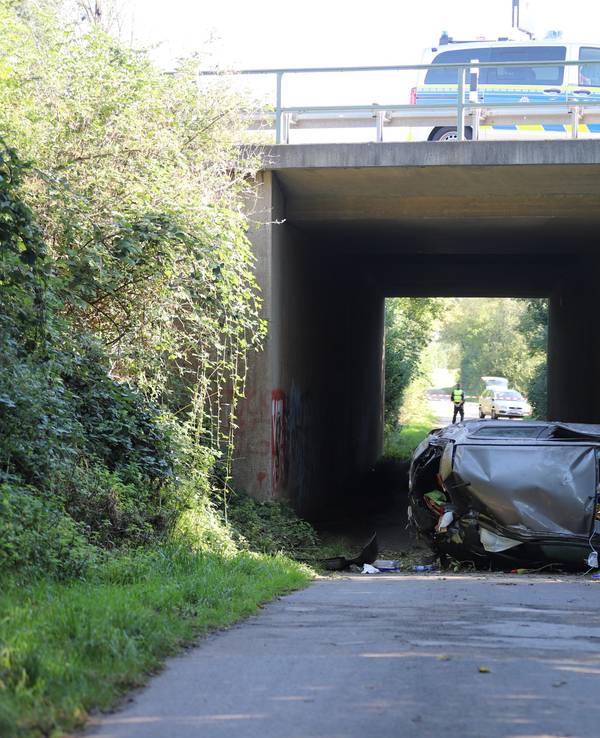 Das Wrack eines Toyota Yaris liegt auf der Seite an der Autobahn. Bei einem Unfall auf der A555 nahe Köln ist ein 59-jähriger Fahrer ums Leben gekommen.