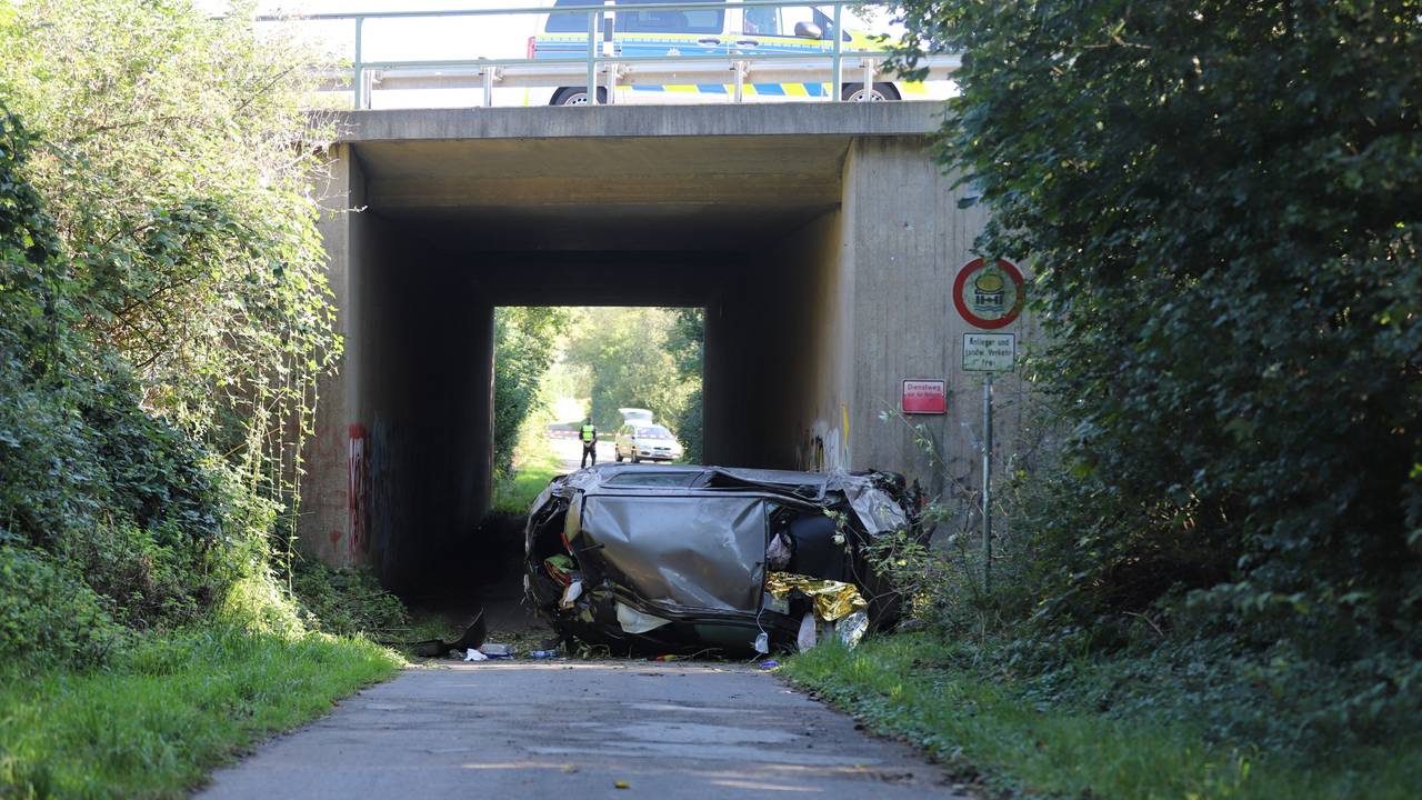 Das Wrack eines Toyota Yaris liegt auf der Seite an der Autobahn. Bei einem Unfall auf der A555 nahe Köln ist ein 59-jähriger Fahrer ums Leben gekommen.