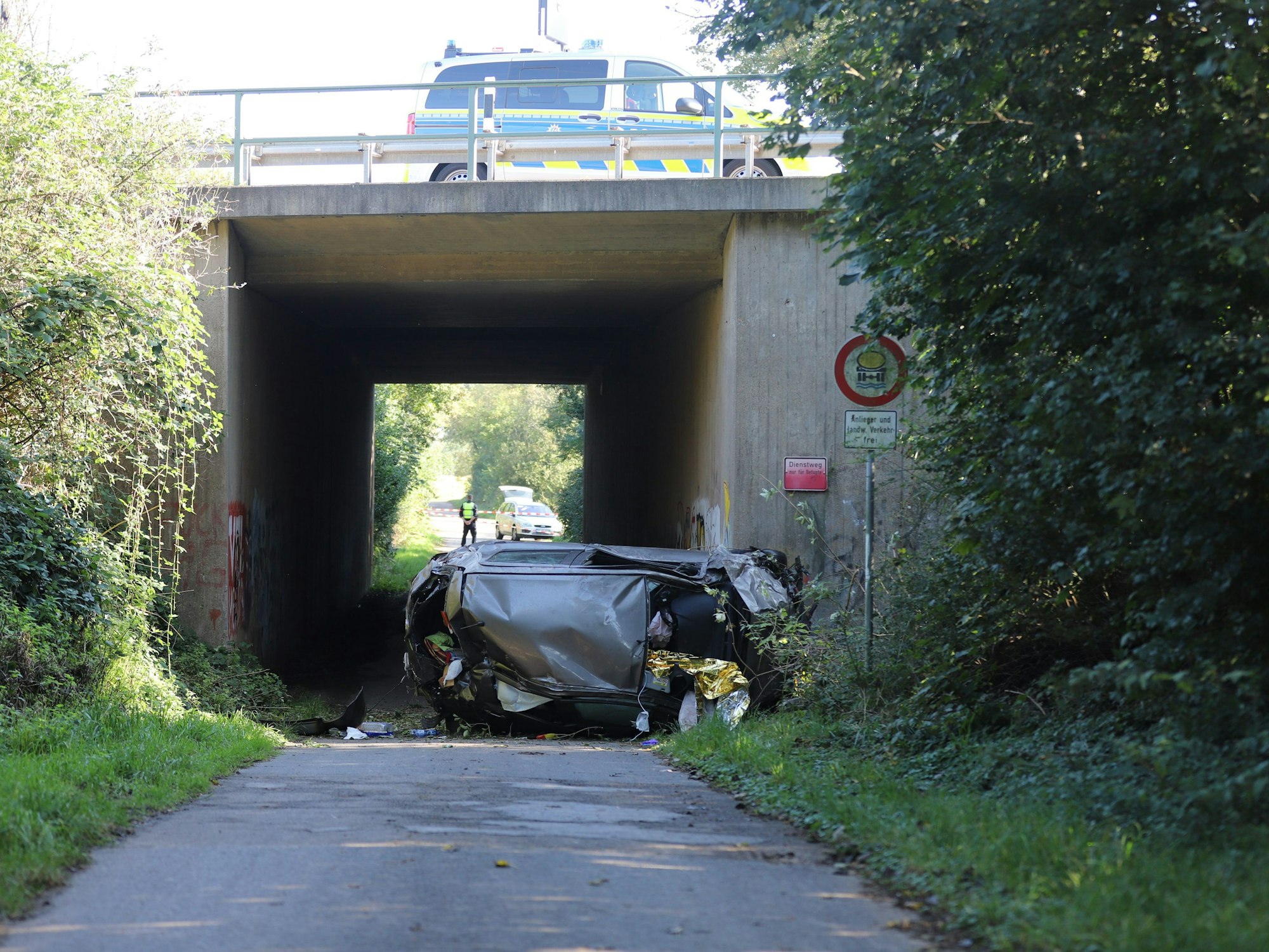Das Wrack eines Toyota Yaris liegt auf der Seite an der Autobahn. Bei einem Unfall auf der A555 nahe Köln ist ein 59-jähriger Fahrer ums Leben gekommen.