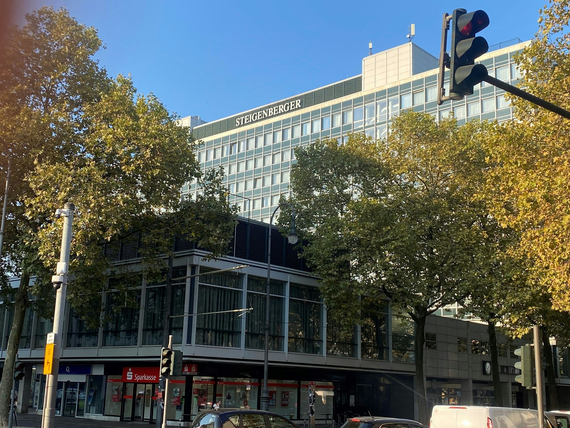 Das Steigenberger Hotel im Hintergrund des Rudolfplatzes.