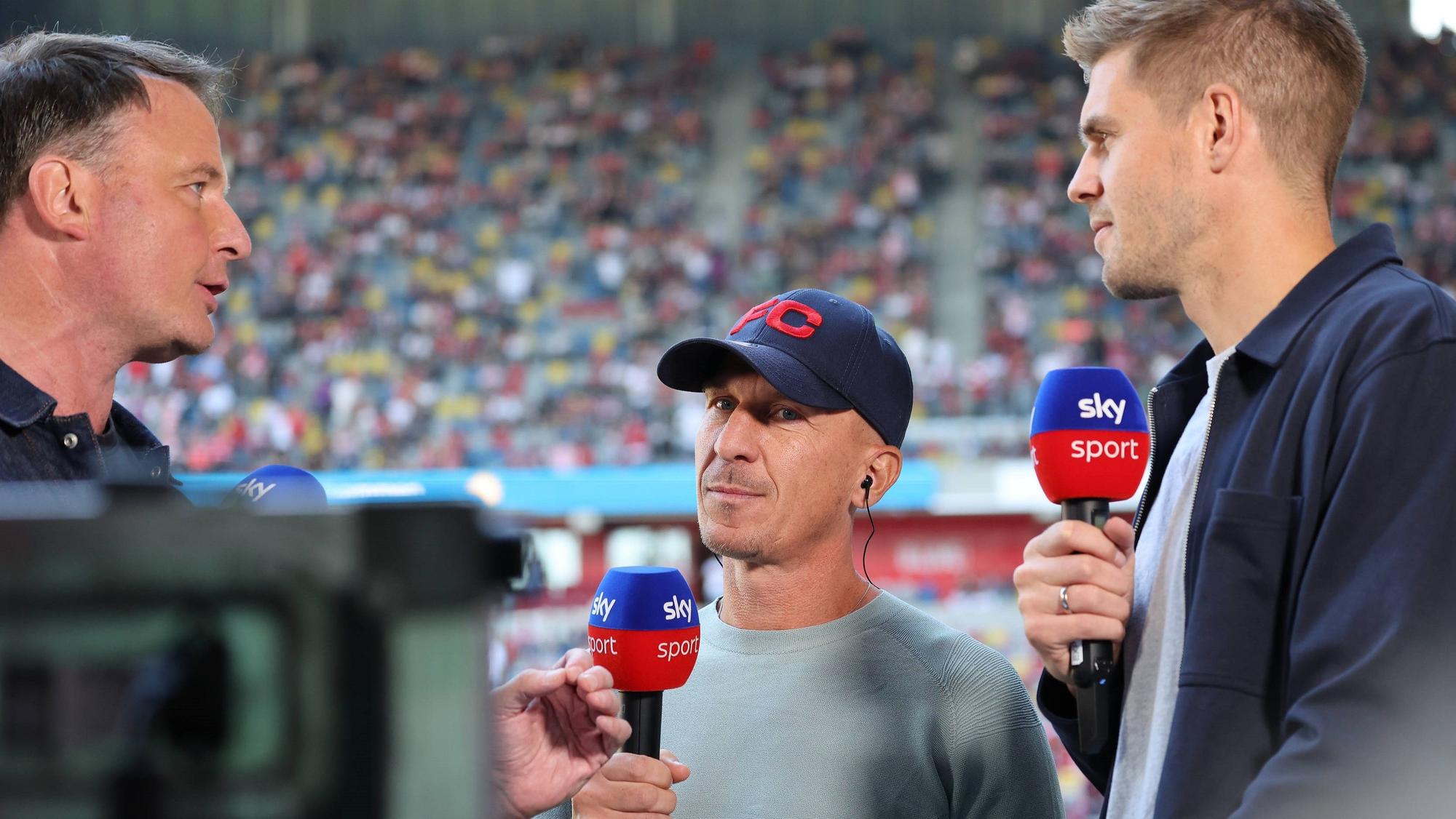 FC-Trainer Gerhard Struber im Gespräch mit Sky-Moderator Thomas Wagner (l.) und Simon Terodde (r.).