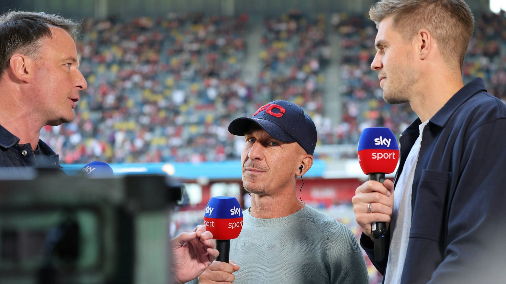 FC-Trainer Gerhard Struber im Gespräch mit Sky-Moderator Thomas Wagner (l.) und Simon Terodde (r.).