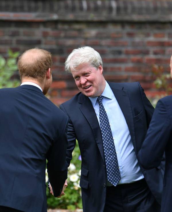 Lady Dianas Bruder Charles Spencer begrüßt im Juli 2021 seinen Neffen Harry. Prinz William steht daneben. Earl Spencer soll Harry von einer Hochzeit mit Meghan abgeraten haben.