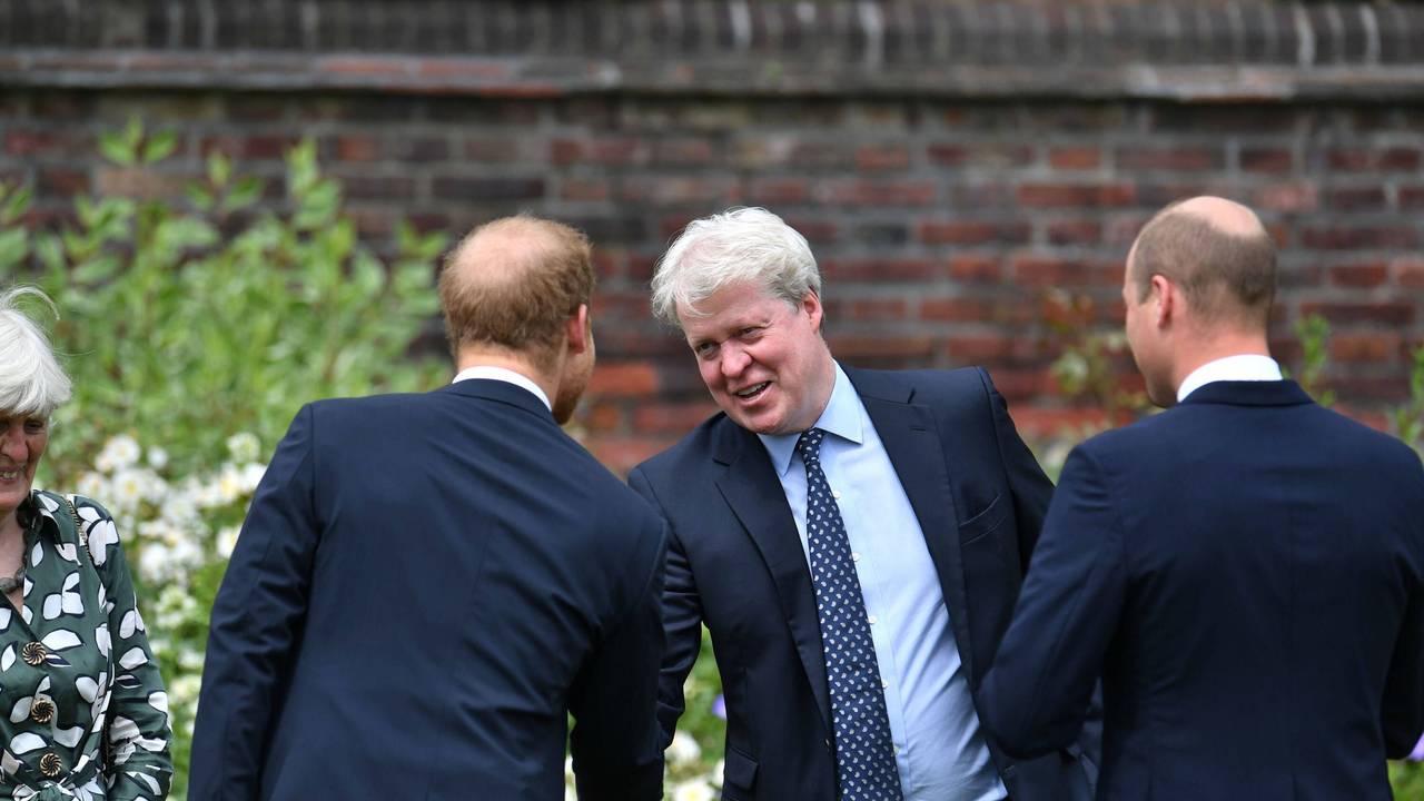Lady Dianas Bruder Charles Spencer begrüßt im Juli 2021 seinen Neffen Harry. Prinz William steht daneben. Earl Spencer soll Harry von einer Hochzeit mit Meghan abgeraten haben.