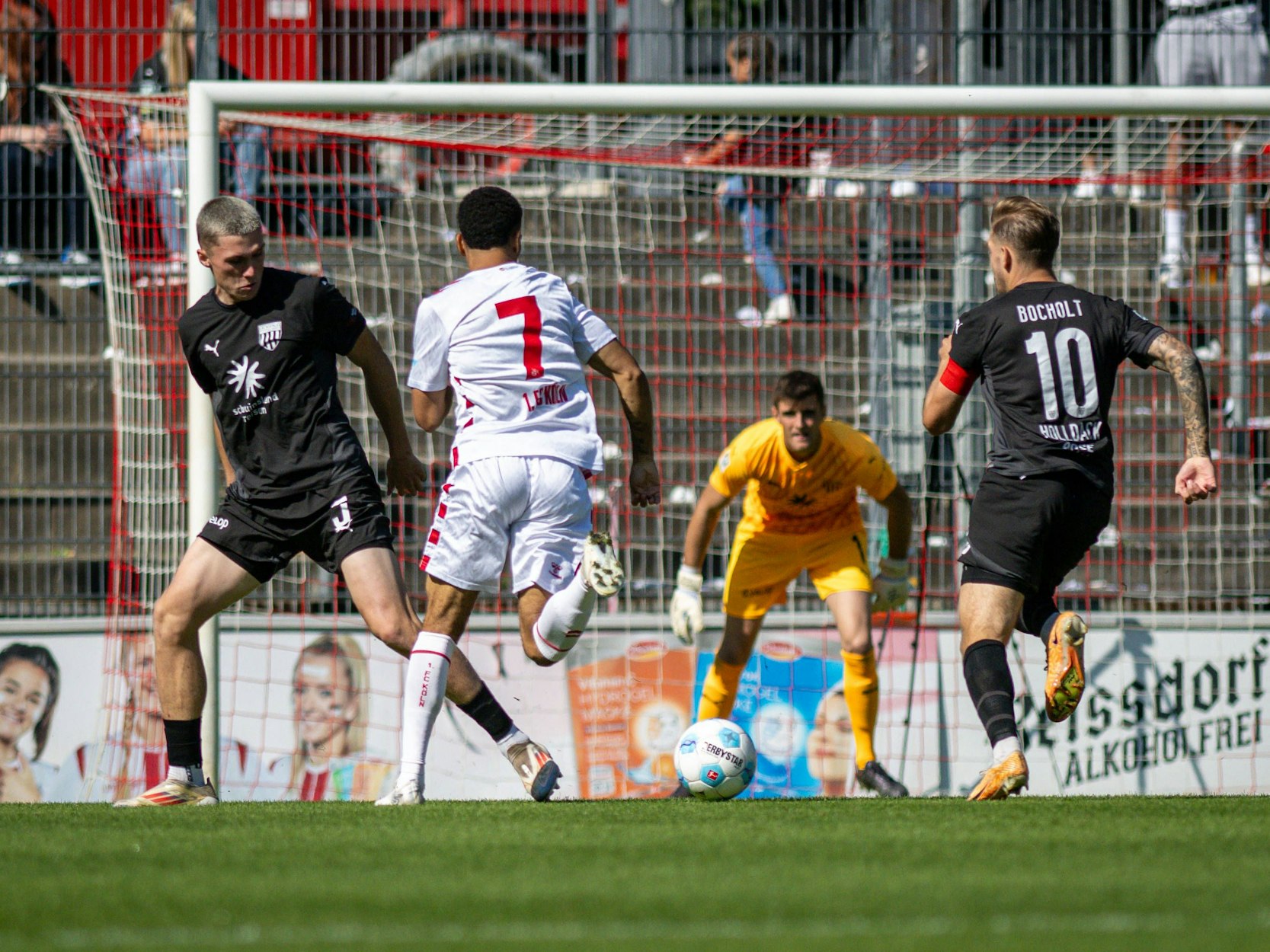 Oliver Schmitt in Aktion. Links und rechts von ihm zwei Spieler des 1. FC Bocholt.