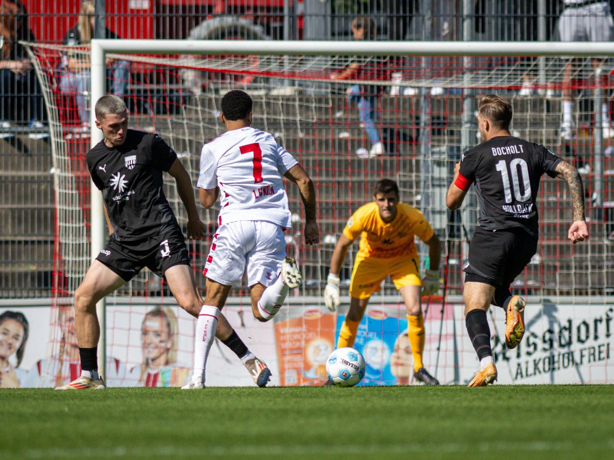 Oliver Schmitt in Aktion. Links und rechts von ihm zwei Spieler des 1. FC Bocholt.