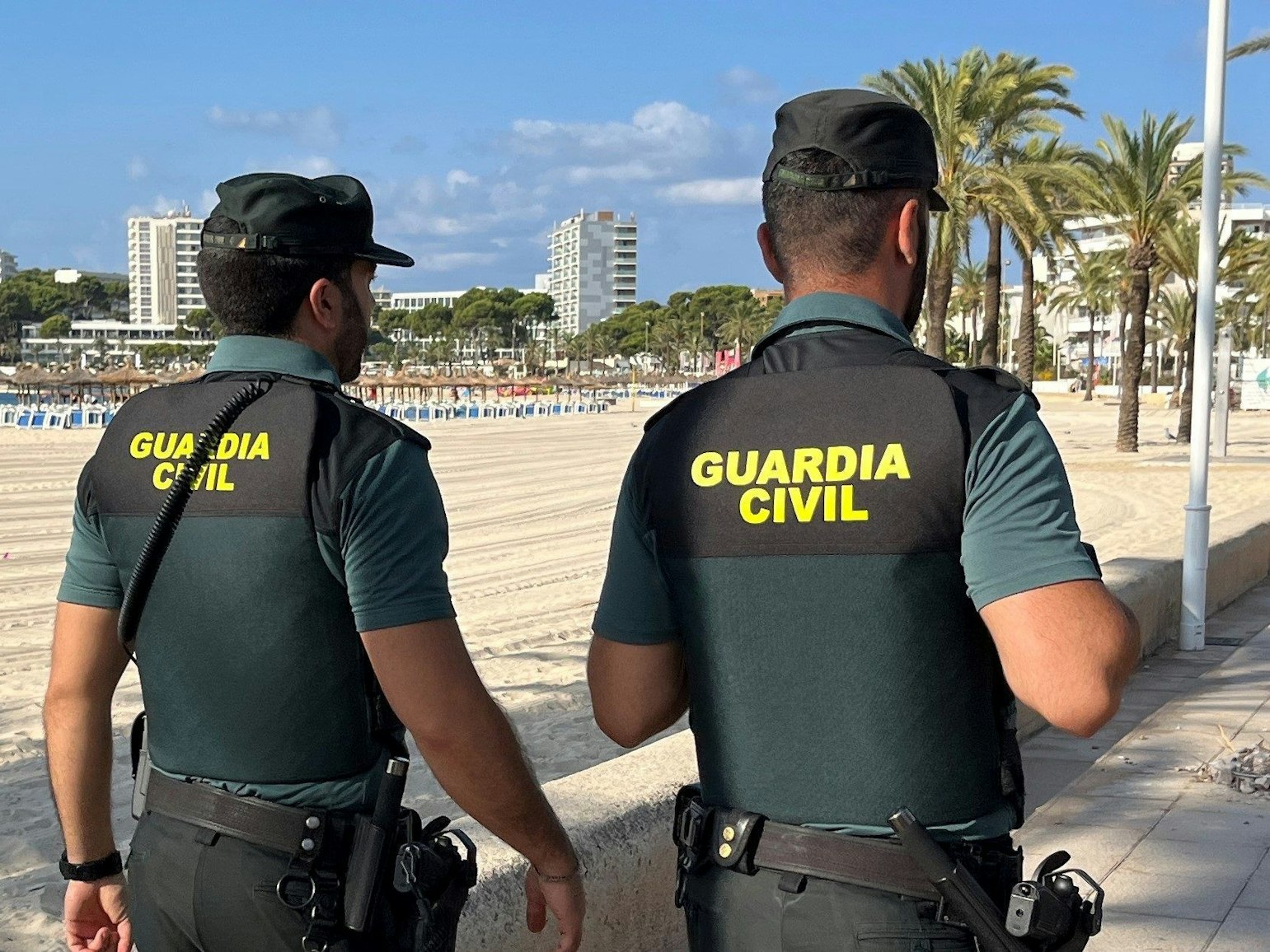 Ein Mann musste nach einem Liebsspiel mit einem Deutschen ins Krankenhaus Son Llàtzer in Palma de Mallorca, dort mussten ihm zwei Äpfel operativ aus dem Hintern entfernt werden. Das Symbolfoto zeigt Mitglieder der spanischen Guardia Civil im August 2024 nahe eines Strandes im Einsatz.
