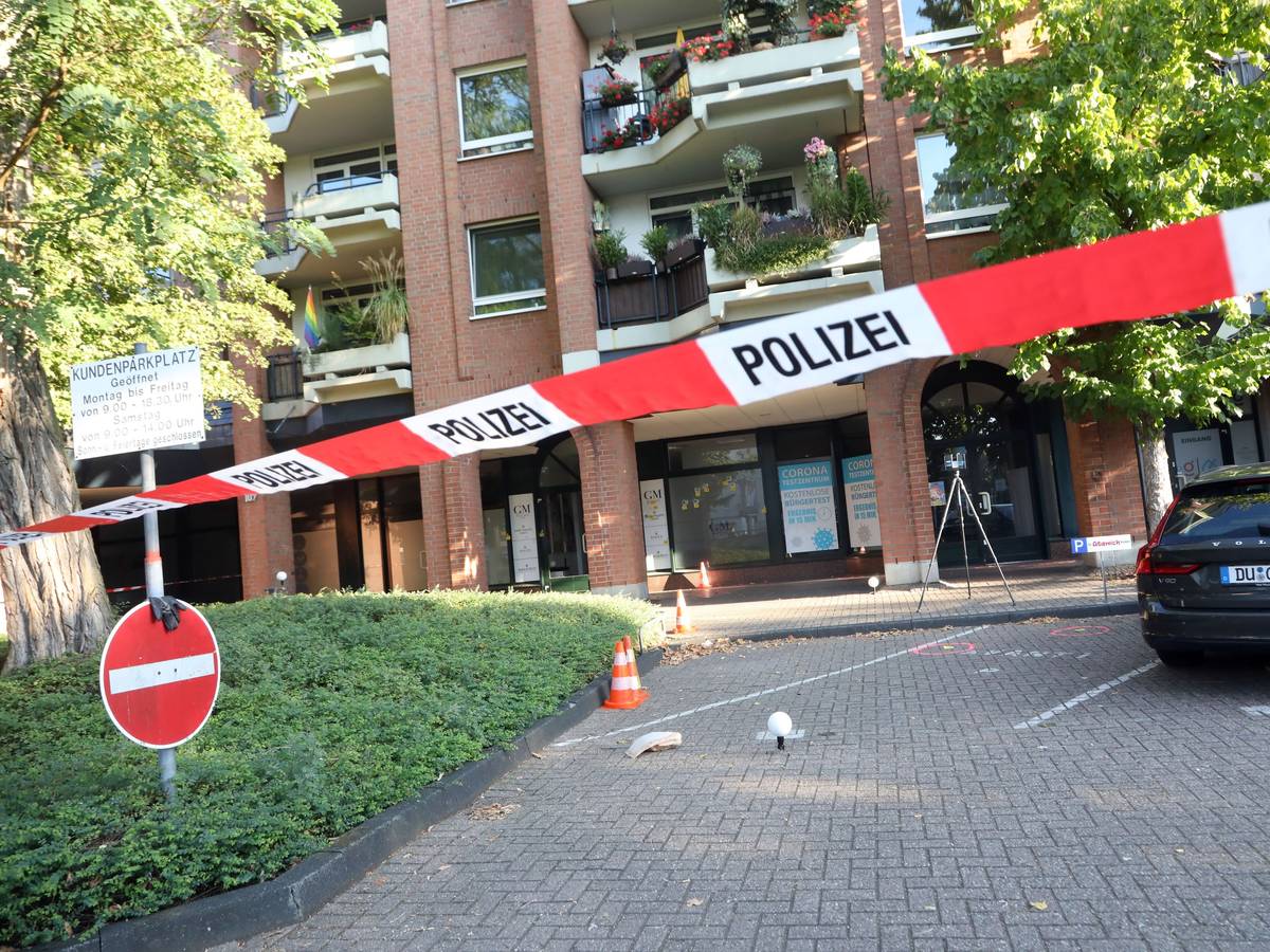 Die Schüsse auf ein Kölner Uhrengeschäft am frühen Samstagmorgen (21. September 2024) beschäftigt die Polizei weiter.