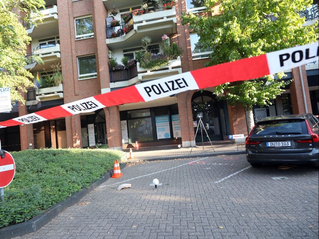 Die Schüsse auf ein Kölner Uhrengeschäft am frühen Samstagmorgen (21. September 2024) beschäftigt die Polizei weiter.