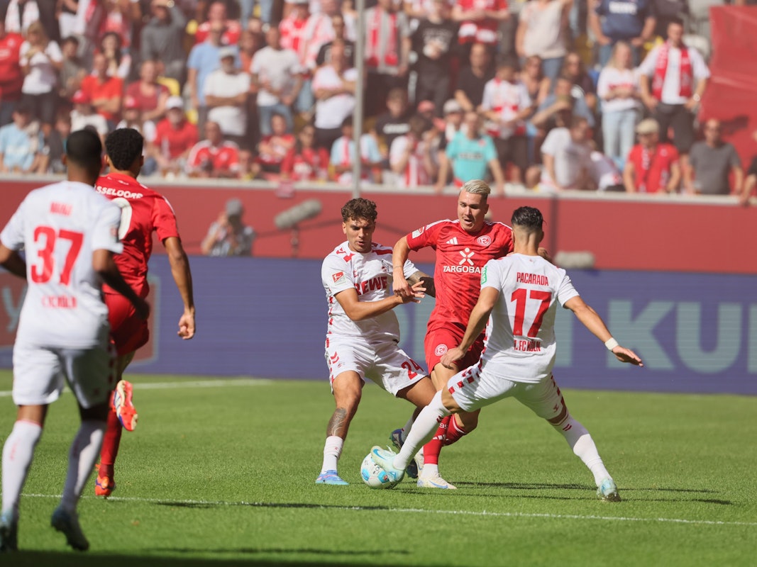 Julian Pauli und Leart Pacarada im Zweikampf mit Felix Klaus.