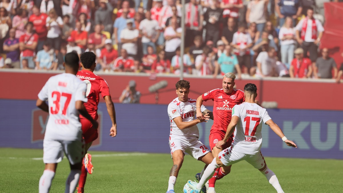 Julian Pauli und Leart Pacarada im Zweikampf mit Felix Klaus.