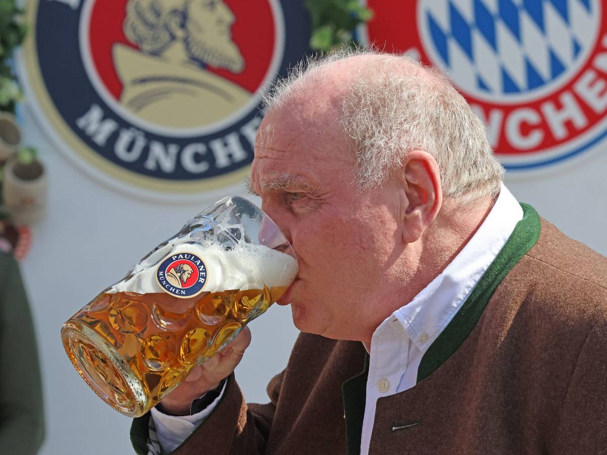Prost Uli! Auch Ehrenpräsident Uli Hoeneß war natürlich auf der Wiesn und ließ sich das kühle Weizen so richtig schmecken. (Foto: 22. September 2024)