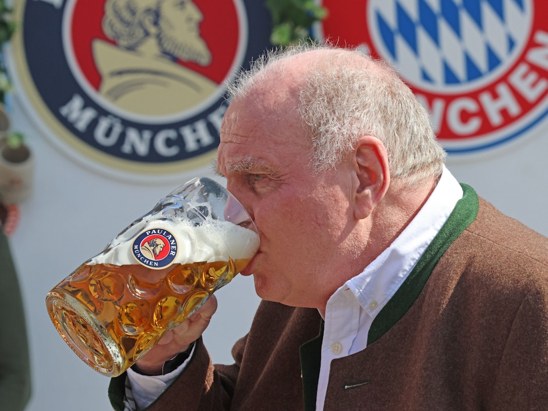 Prost Uli! Auch Ehrenpräsident Uli Hoeneß war natürlich auf der Wiesn und ließ sich das kühle Weizen so richtig schmecken. (Foto: 22. September 2024)