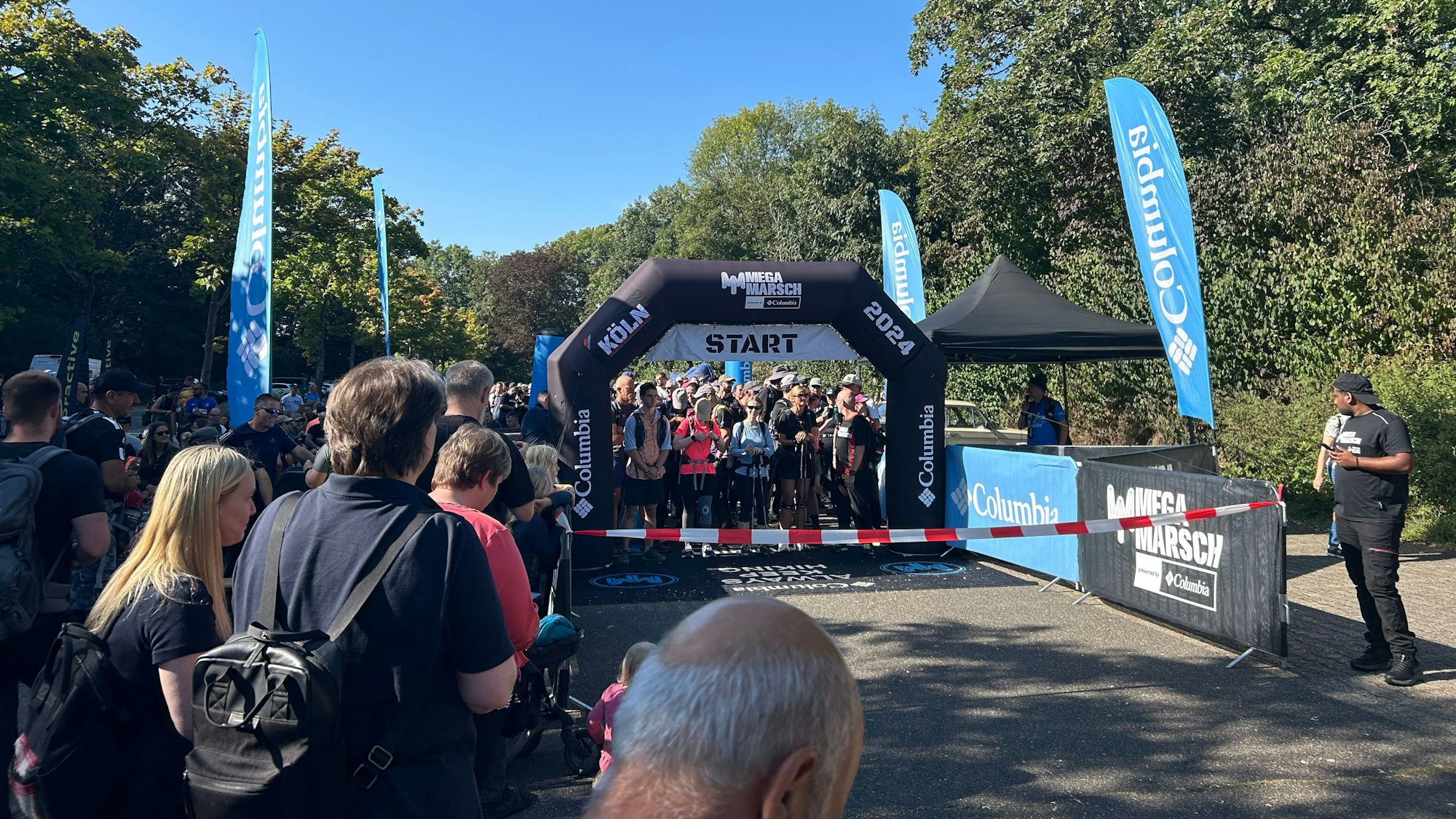 Viele Menschen am Start des Megamarsch durch Köln.