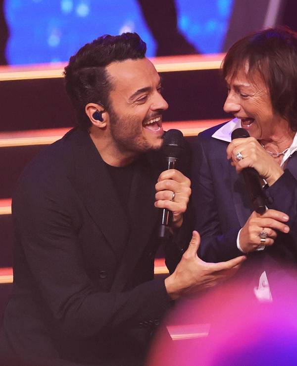 Giovanni Zarrella und Gianna Nannini performen gemeinsam auf der Bühne.