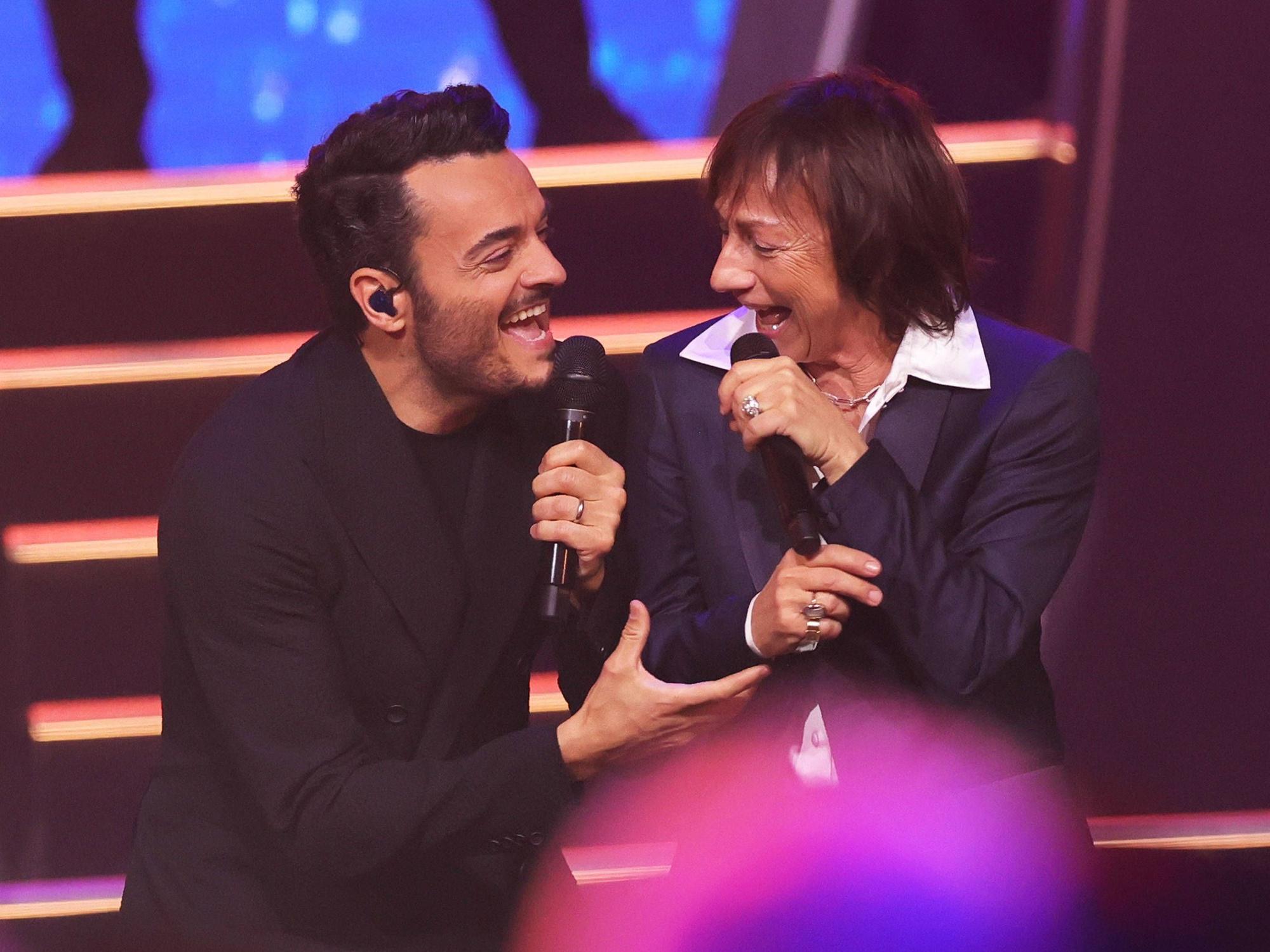 Giovanni Zarrella und Gianna Nannini performen gemeinsam auf der Bühne.