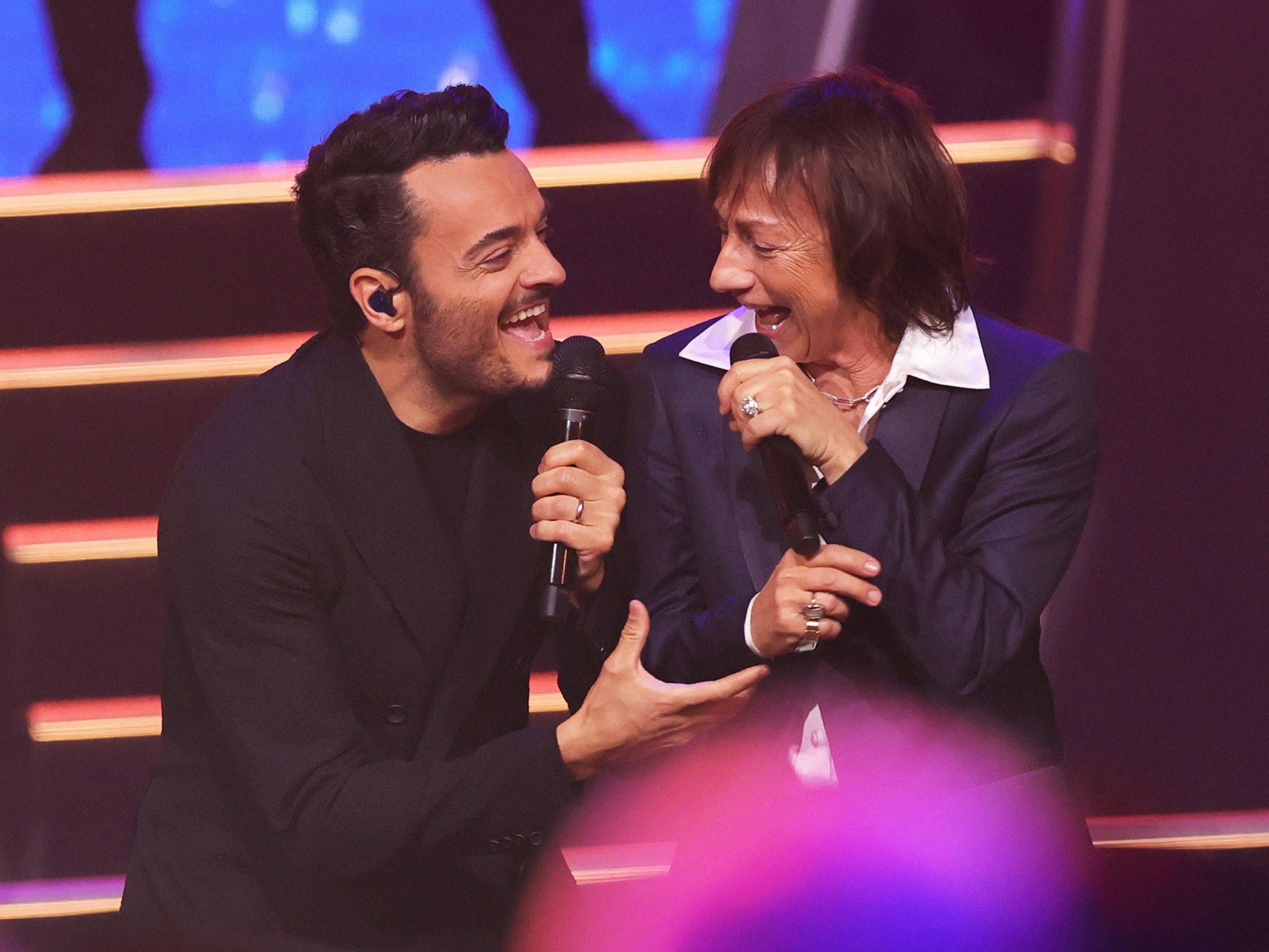Giovanni Zarrella und Gianna Nannini performen gemeinsam auf der Bühne.
