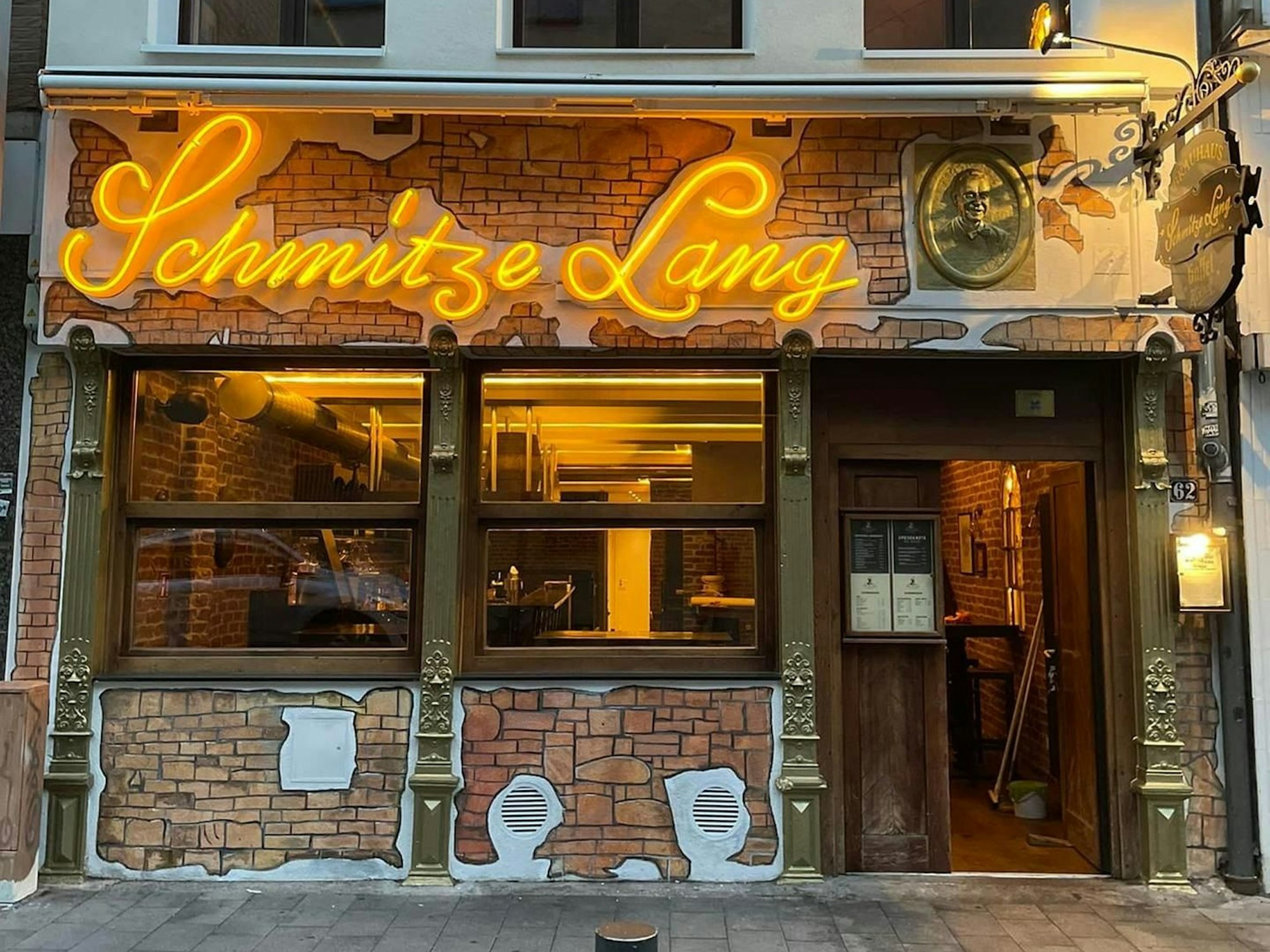 Blick auf die Außenfassade der Traditions-Kneipe Schmitze Lang in Köln.