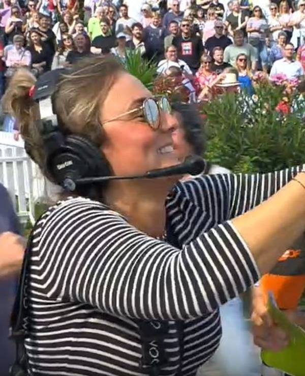Andrea Kiewel kämpfte am Sonntag (22. September) im ZDF-„Fernsehgarten“ mit einem Panda-Kostüm.