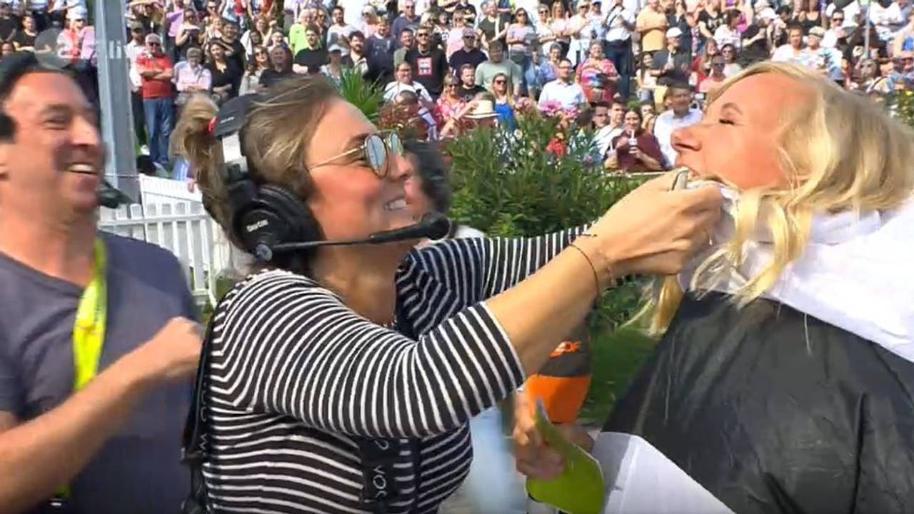 Andrea Kiewel kämpfte am Sonntag (22. September) im ZDF-„Fernsehgarten“ mit einem Panda-Kostüm.