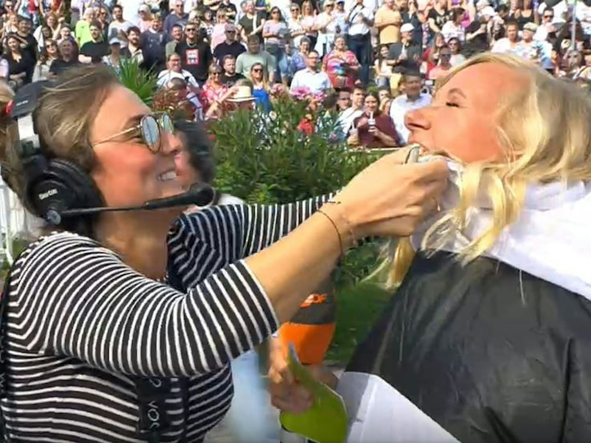 Andrea Kiewel kämpfte am Sonntag (22. September) im ZDF-„Fernsehgarten“ mit einem Panda-Kostüm.