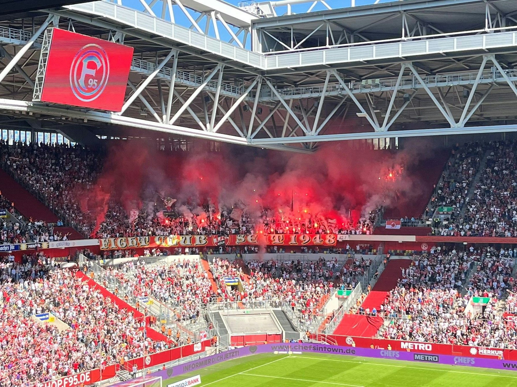 Merkur Spiele-Arena: Im Kölner Fan-Block wird Pyrotechnik abgebrannt.
