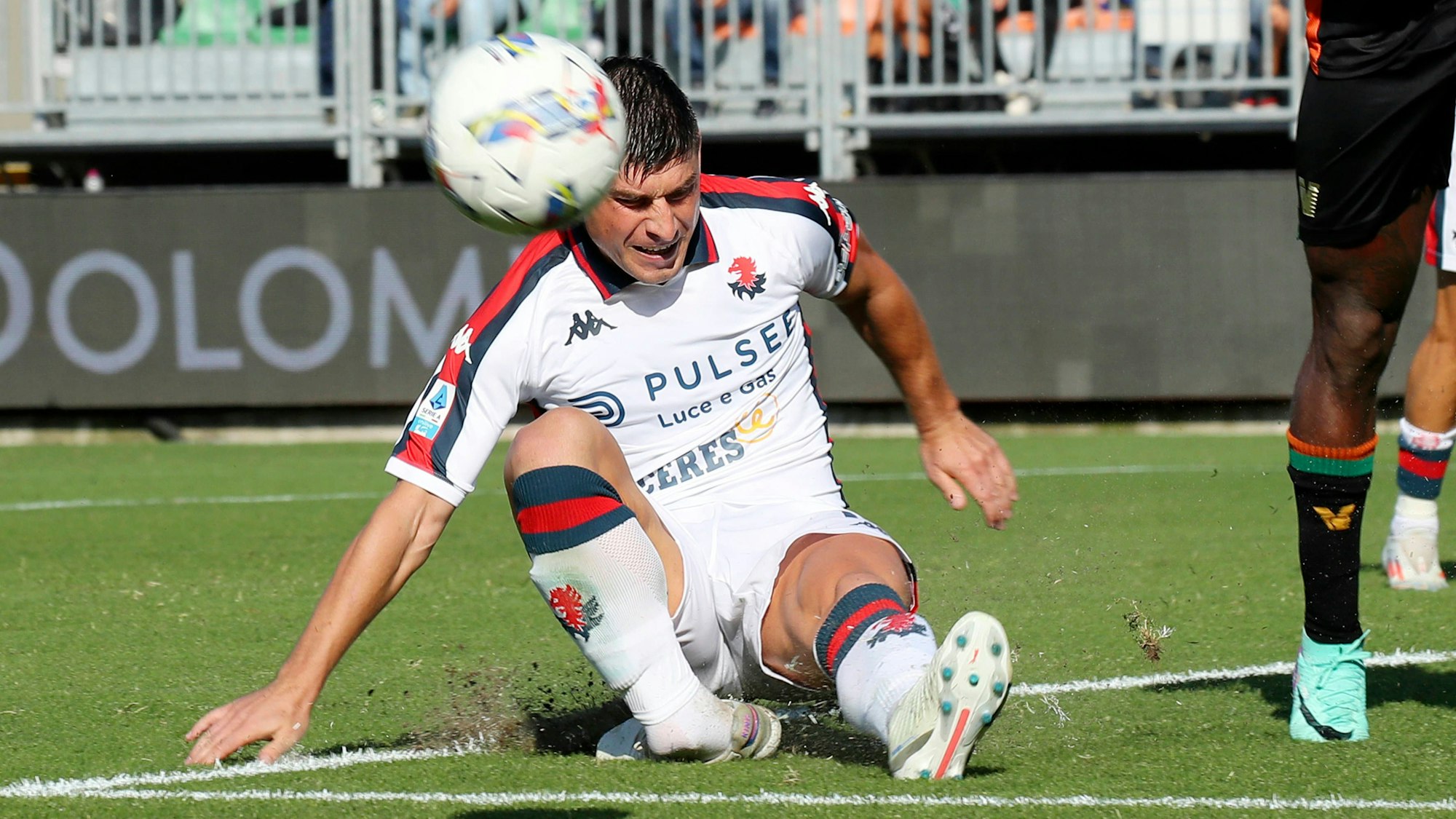 Ruslan Malinovskyi verletzt sich schwer am rechten Bein.