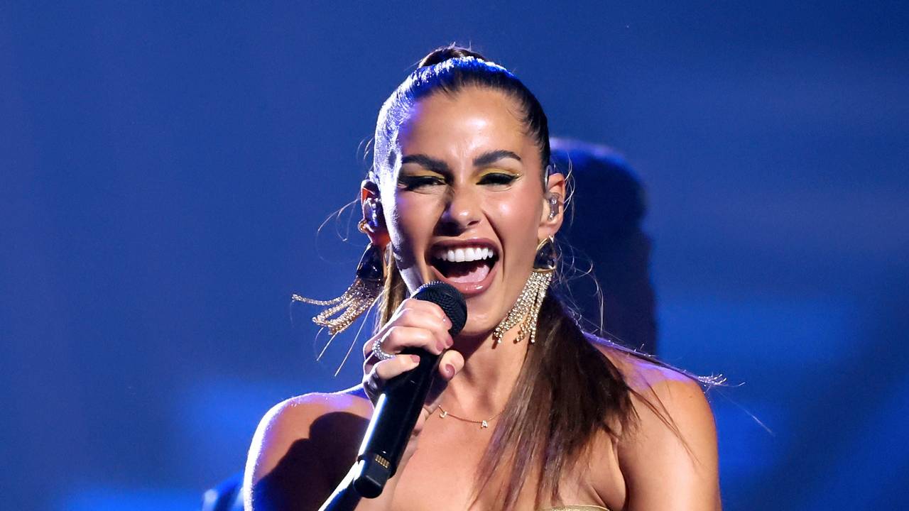 Sarah Engels singt auf der Bühne.