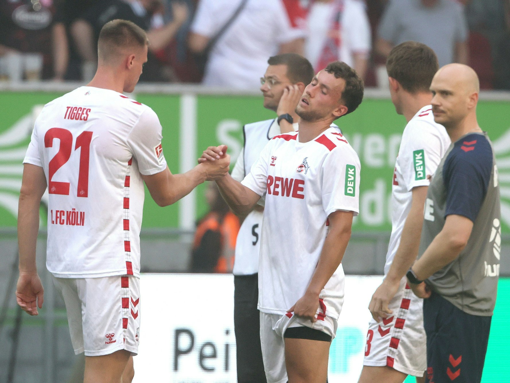 Steffen Tigges und Luca Waldschmidt klatschen ab.