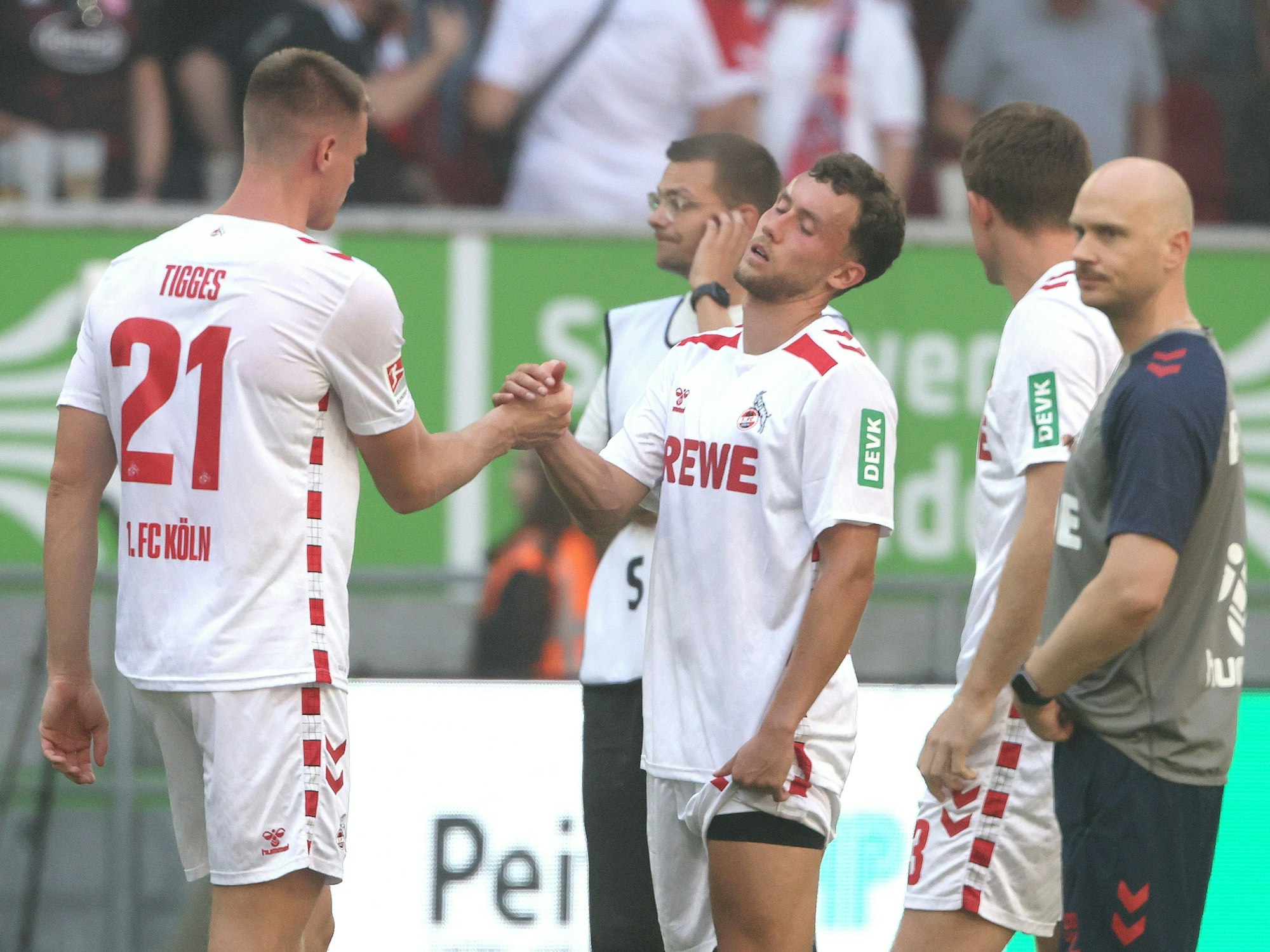 Steffen Tigges und Luca Waldschmidt klatschen ab.