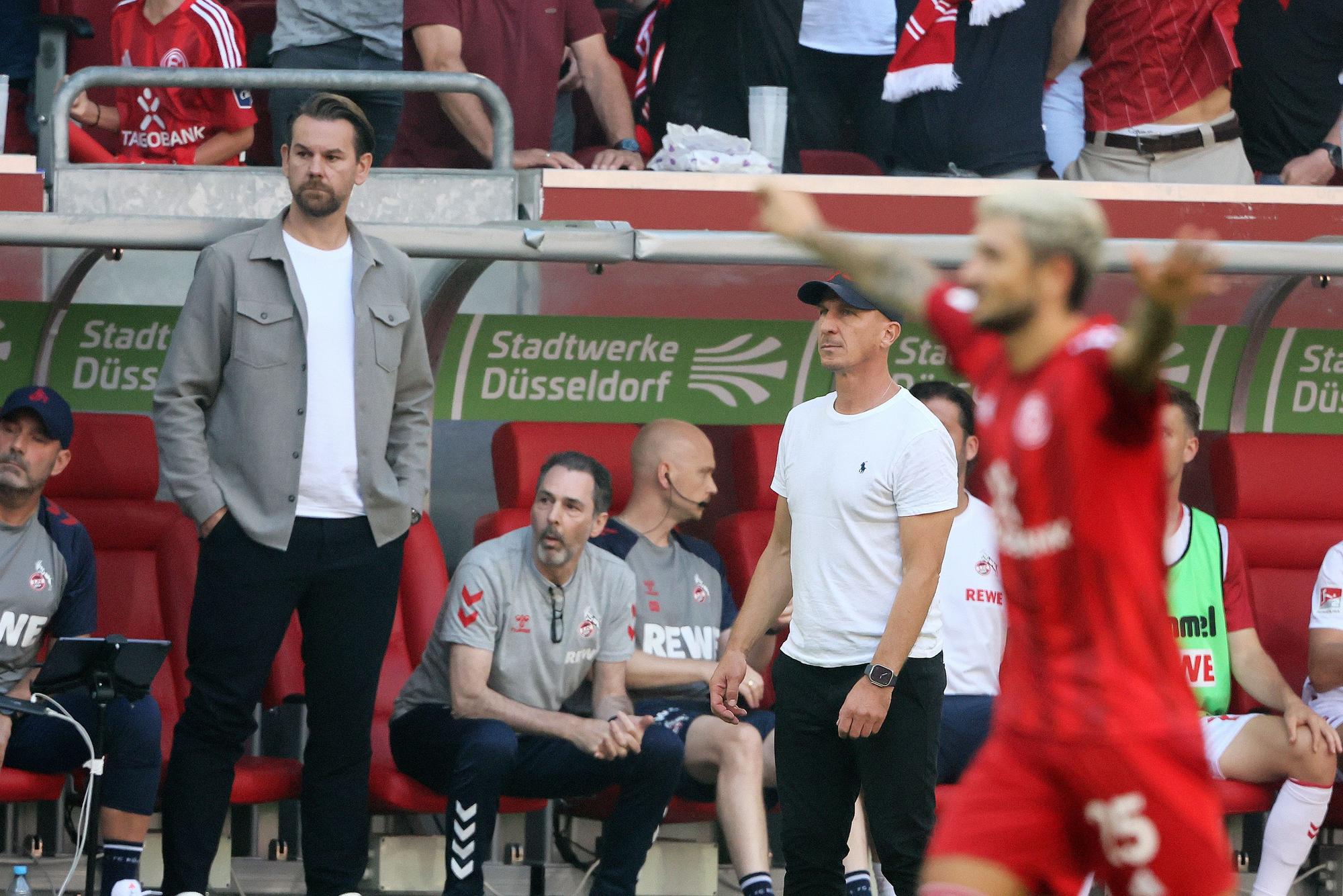 Gerhard Struber (1. FC Köln) kurz nach dem Gegentor zum 2:2 Ausgleich in Düsseldorf.