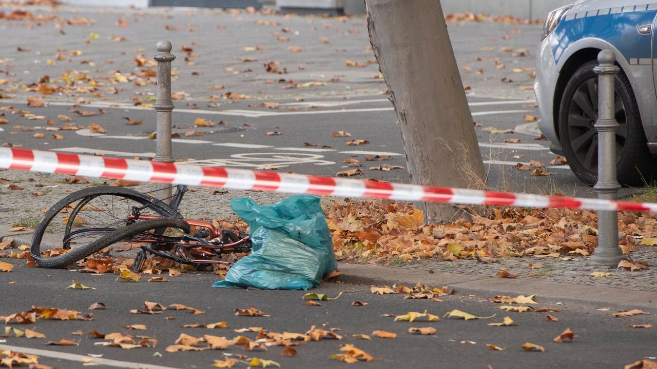 Kaputtes Fahrrad liegt nach einem Unfall am Straßenrand.